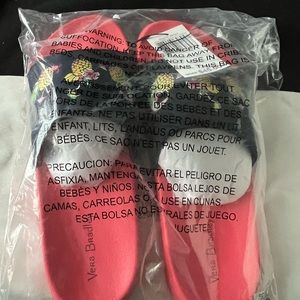 NWT Vera Bradley Toucan Party Slides